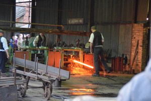 Hand rolling steel image